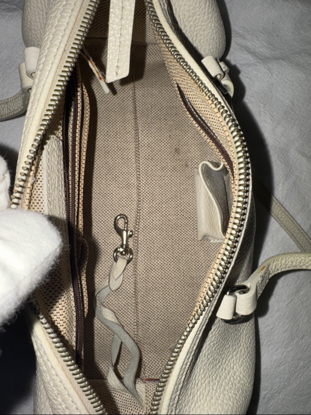 Dooney and Bourke Cream Leather Barrel Bag - Picture 9 of 11